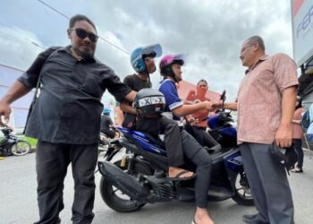 AZAHAR Ahmad bertemu orang ramai dalam sesi walkabout di Pekan Kuala Perlis, Perlis. - UTUSAN/MOHD. HAFIZ ABD. MUTALIB