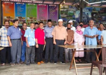 LEBIH 800 ahli Bersatu cawangan Kampung Hujung Tanjung, Kuala Perlis membuat keputusan keluar parti berkuat kuasa serta merta dalam majlis di sebuah restoran di Kuala Perlis hari ini.- UTUSAN/SYED AZLAN SAYID HIZAR