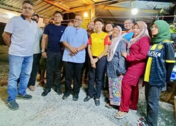 GAN Ay Ling (empat dari kanan) dan Asrul Nizan Abdul Jalil (tiga dari kiri) beramah mesra bersama rakyat sewaktu turun padang di Taman Muhibbah, Jejawi, Perlis hari ini. -UTUSAN/ASYRAF MUHAMMAD