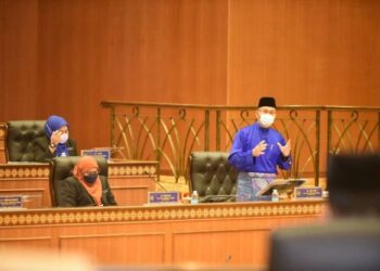 AZLAN MAN menjawab soalan dalam Sidang DUN Perlis di Kompleks DUN Perlis di Kangar, Perlis hari ini.- UTUSAN