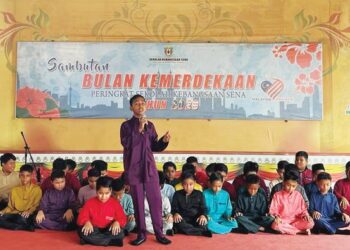 KUMPULAN Gong D’Sena membawa kelainan dalam persembahan dikir barat dengan menyampaikan persembahan itu dalam empat bahasa termasuk Arab dan Thailand di SK Sena, Kangar, Perlis. - FOTO/ASYRAF MUHAMMAD