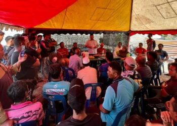 ABU Bakar Hamzah (kanan, berdiri) mengadakan pertemuan bersama para nelayan yang menggesa aktiviti menangkap siput dibenarkan di Kampung Tanah Baru, Kuala Perlis, Kangar, semalam.