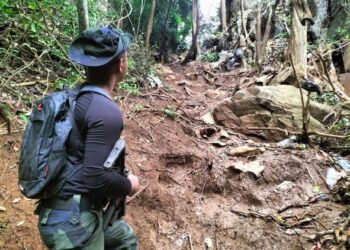 ANGGOTA PGA memantau antara laluan aktiviti penyeludupan ketum di Wang Kelian, Perlis.