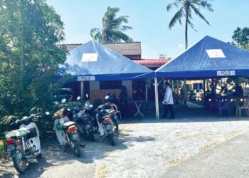 KEADAAN di depan rumah Safsufarnisya Salleh yang menerima kunjungan saudara-mara susulan kejadian tembak yang mengorbankan nyawa di Kampung Bendang Baru Simpang Empat, Perlis. - UTUSAN/ASYRAF MUHAMMAD
