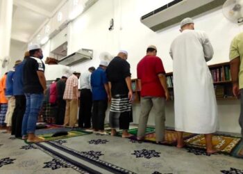 PARA jemaah menunaikan solat Zuhur dengan saf dirapatkan di Masjid Alwi, Kangar, Perlis semalam. - UTUSAN/SYED AZLAN SAYID HIZAR