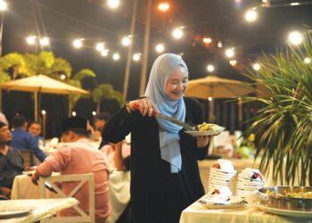 PENGUSAHA katering antara yang paling sibuk menerima tempahan rumah terbuka menjelang sambutan Hari Raya Aidilfitri. - UTUSAN/IZLIZAN OTHMAN