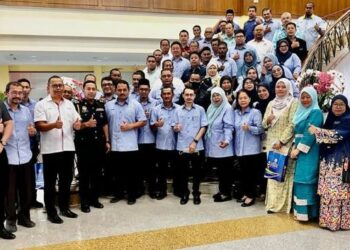 NORAZLAN Yahaya (depan, lapan dari kanan) bergambar bersama rakan strategik MPK di Kompleks Dewan Undangan Negeri Perlis di Kangar, Perlis hari ini.-UTUSAN/SYED AZLAN HIZAR