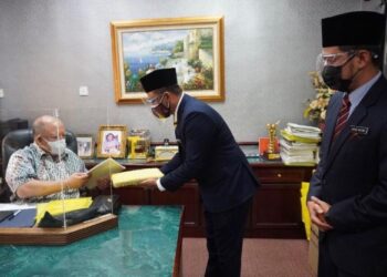 RAJA PERLIS, Tuanku Syed Sirajuddin Jamalullail (kiri) berkenan menerima sembah mengadap Pengarah Jabatan Audit Negara negeri, Abd Aziz Che Daud yang mempersembahkan Sijil Ketua Audit Negara terhadap pengauditan Penyata Kewangan MAIPs bagi tahun berakhir 2020 di pejabat baginda di Kangar, Perlis semalam.- UTUSAN