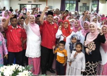 SHAHIDAN Kassim (tengah) bergambar bersama Puteri UMNO selepas perasmian mesyuarat Perwakilan Puteri UMNO Bahagian Arau di Arau, Perlis hari ini.- UTUSAN/IZLIZAN OTHMAN