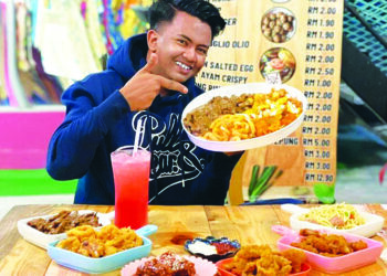 MOHAMMAD Fitri Yusup menunjukkan beberapa juadah masakan Barat bermula pada harga RM1.90 yang ditawarkan di warungnya di Jalan Padang Nyu, Arau, Perlis. - UTUSAN/SYED AZLAN SAYID HIZAR