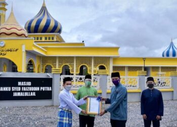 TUANKU SYED FAIZUDDIN PUTRA JAMALULLAIL (dua dari kiri) berkenan berangkat menyaksikan penyerahan surat kebenaran operasi Masjid Tuanku Syed Faizuddin Putra Jamalullail (MTSFPJ) di Jalan Kuala Perlis, Kangar, Perlis semalam.- UTUSAN