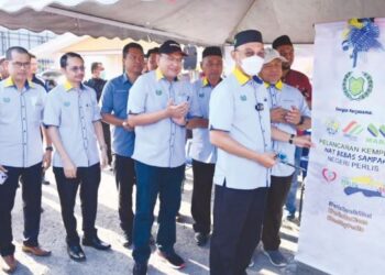 MOHD. Shukri Ramli merasmikan program ‘walkabout’ di nat Behor Lateh sempena kempen Nat Bebas Sampah Perlis di Kangar, Perlis, semalam.