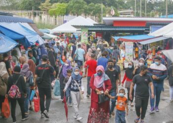 ARKED niaga Padang Besar, Perlis kembali menjadi tumpuan dengan pengunjung meluangkan masa sempena cuti hujung minggu membeli-belah.- UTUSAN/SHAHIR NOORDIN