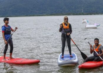 INISIATIF seorang anak muda memperkenalkan aktiviti ‘kayak berdiri’ yang mendapat sambutan hebat di Tasik Timah Tasoh, Perlis. – FOTO/SHAHIR NOORDIN