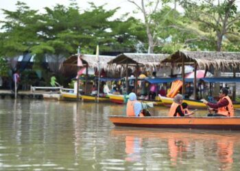 PASAR Terapung JPS Perlis menjadi antara lokasi pilihan pelancong bagi menikmati aktiviti kayak dan perahu selain menikmati makanan tradisi yang dijual di dalam perahu di Pengkalan Asam, Kangar, Perlis.- MINGGUAN/IZLIZAN OTHMAN