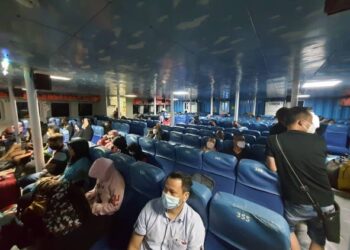 KiRA-KIRA 312 penumpang feri dari Kuah, Langkawi ke Kuala Perlis terkandas kira-kira dua jam selepas kipas feri berkenaan tersangkut tali pukat nelayan di perairan Kuala Perlis malam tadi.- UTUSAN