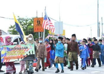 LEBIH 1,300 murid Sekolah Tengku Budriah (STB) dan ibu bapa menyertai perarakan sempena penutupan Bulan Kebangsaan sekolah berkenaan di STB, Arau, Perlis hari ini. - FOTO/IZLIZAN OTHMAN