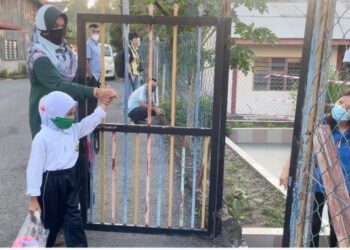 MURID prasekolah mula hadir ke sekolah
pada hari pertama pembukaan semula sekolah di Sekolah Jenis Kebangsaan (SJK) Sin Min di Pauh, Perlis hari ini.- UTUSAN/NAZLINA NADZARI