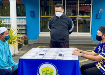 TUANKU Syed Faizuddin Putra Jamalullail (dua dari kanan) berkenan menyaksikan penyerahan zakat bersempena Sambutan Hari AIDS Sedunia Peringkat MAIPs di Masjid Putra Simpang Empat, Arau, Perlis, hari ini.