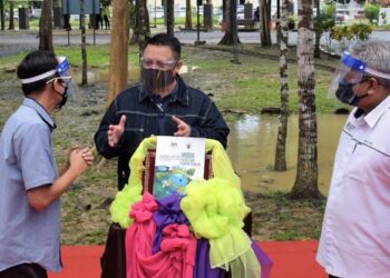 TUANKU SYED FAIZUDDIN PUTRA JAMALULLAIL (tengah) berkenan berangkat merasmikan Sambutan Hari Alam Sekitar Negara peringkat negeri Perlis 2021  di Bukit Ayer Resort Sungai Batu Pahat, Kangar, Perlis semalam.- UTUSAN