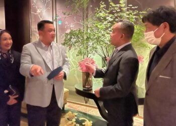 TUANKU Syed Faizuddin Putra Jamalullail (dua dari kiri) sebelum berangkat pulang ke tanah air dari Jepun, hari ini.