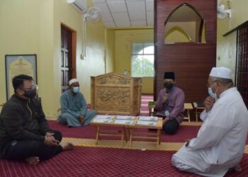 TUANKU SYED FAIZUDDIN PUTRA JAMALULLAIL (kiri) selepas berkenan menyampaikan agihan zakat MAIPs di Masjid Al Rashid, Kampung Kubang Perun, Chuping, Perlis hari ini.- UTUSAN