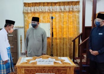 TUANKU SYED FAIZUDDIN PUTRA JAMALULLAIL (tengah) berkenan menyampaikan sumbangan agihan zakat MAIPs program Hijrah Minda MAIPs ke-26 bagi tahun ini di Masjid Nurul Mukminin, Kampung Alor Ara, Arau, Perlis hari ini. - UTUSAN ONLINE