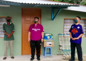 TUANKU SYED FAIZUDDIN PUTRA JAMALULLAIL (tengah) berkenan berangkat mengetuai program kayuhan berbasikal MAIPs Peduli Khas Covid-19 di sekitar kawasan Kampung Gial dan Kampung Guar Gajah, Arau, Perlis semalam.