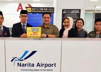 TUANKU Syed Faizuddin Putra Jamalullail (tiga dari kiri) berkenan menyerahkan sumbangan MAIPs untuk tabung Ibnu Sabil di lapangan terbang antarabangsa Narita, Tokyo, Jepun.