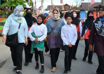 TUANKU Hajah Lailatul Shahreen Akashah Khalil (tiga dari kiri) melawat kawasan Projek Transformasi Diraja, Kampung Nelayan Warna-Warni Seberang Ramai, Kuala Perlis, semalam.