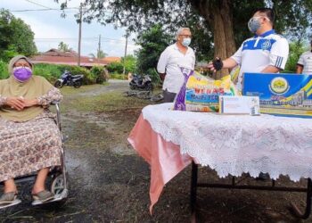 TUANKU SYED FAIZUDDIN PUTRA JAMALULLAIL (dua dari kanan) berkenan berangkat mengetuai program berbasikal Majlis Agama Islam dan Adat Istiadat Melayu Perlis (MAIPs) Peduli Khas Covid-19 di sekitar mukim Utan Aji, Kangar, Perlis, semalam.- UTUSAN