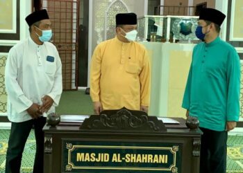 TUANKU Syed Faizuddin Putra Jamalullail (tengah) berkenan menyerahkan sumbangan zakat MAIPs bernilai RM11,600 untuk diagihkan kepada 29 asnaf terpilih dalam kalangan anak kariah Masjid Al Shahrani, Behor Lateh, Kangar, Perlis, hari ini.- UTUSAN