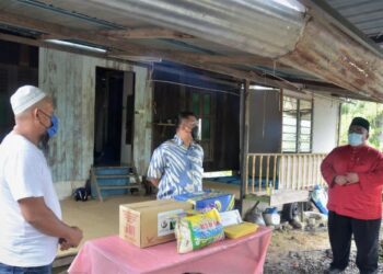 TUANKU SYED FAIZUDDIN PUTRA JAMALULLAIL (tengah) berkenan berangkat menyantuni dan menyampaikan sumbangan agihan zakat MAIPs kepada Fhaizul Izwan Fadzil, 41, di Kampung Bangsal Lebah, Kangar, Perlis, semalam.- UTUSAN