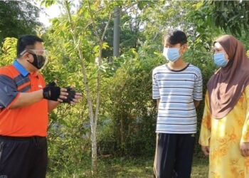 TUANKU Syed Faizuddin  Putra Jamalullail meluang masa berbual dengan penduduk selepas berkenan berangkat menyerahkan sumbangan Majlis Agama Islam dan Adat Istiadat Melayu Perlis (MAIPs) sempena program berbasikal MAIPs Peduli Khas Covid-19 di sekitar Guar Sanji, Arau, Perlis, semalam- UTUSAN