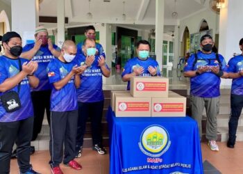 TUANKU Syed Faizuddin Putra Jamalullail (tiga dari kanan) berkenan bagi menyerahkan agihan zakat MAIPs dan barangan keperluan asas sumbangan GAMBI dalam program yang berlangsung di Masjid Nurul Al-Maghfirah, Kepala Batas Sanglang, Perlis, hari ini.- UTUSAN