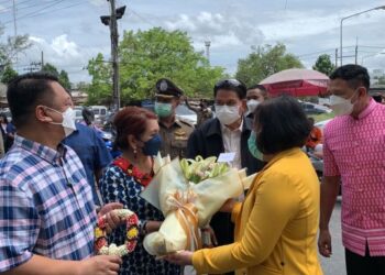 TUANKU Syed Faizuddin Putra Jamalullail dan Tuanku Hajah Lailatul Shahreen Akashah Khalil disambut oleh Datuk Bandar Hat Yai, Leftenan Jeneral Polis,  Sakorn Thongmunee ketika mengadakan lawatan ke Hat Yai di perkarangan Robinson Department Store Hat Yai, Thailand, hari ini.- UTUSAN