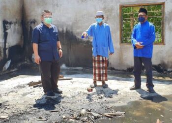 TUANKU SYED FAIZUDDIN PUTRA JAMALULLAIL (kiri) berkenan meninjau dua buah rumah di A16 Kampung Bongor Kudong, Simpang Empat yang terlibat dalam kebakaran di Arau, Perlis hari ini.- UTUSAN