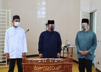 TUANKU SYED FAIZUDDIN PUTRA JAMALULLAIL (tengah) berkenan berangkat menyerahkan sumbangan Majlis Agama Islam dan Adat Istiadat Melayu Perlis (MAIPs) kepada 28 asnaf terpilih dalam kalangan anak kariah Masjid Al Amin Sempering, Kangar, Perlis semalam.- UTUSAN