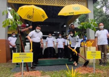 TUANKU Syed Faizuddin Putra Jamalullail (kiri) dan Tuanku Lailatul Shahreen Akashah Khalil menanam pokok merbau di Kompleks Basikal Lasak Sungai Batu Pahat, Kangar, Perlis hari ini. UTUSAN/SYED AZLAN SAYID HIZAR