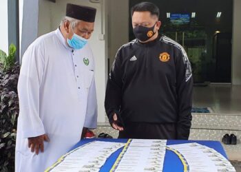 TUANKU Syed Faizuddin Putra Jamalullail (kanan) berkenaan menyerahkan sumbangan zakat MAIPs berjumlah RM21,000 kepada 30 asnaf terpilih dalam kalangan kariah Masjid Al Rashid Kubang Perun, Mata Ayer, Perlis, hari ini.