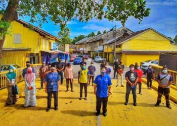 TUANKU SYED FAIZUDDIN PUTRA JAMALULLAIL (tiga dari kanan) berkenan berangkat menyaksikan penutupan letak kerja Program Transformasi Komuniti Pekan Lama Arau, Perlis, semalam.- UTUSAN