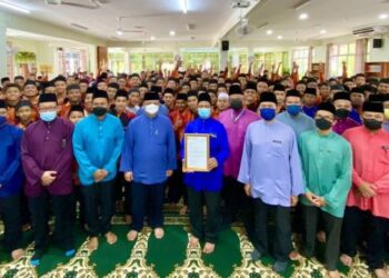 TUANKU Syed Faizuddin Putra Jamalullail (empat dari kiri) berkenan bergambar dan menyaksikan penyerahan Surat Kebenaran Menunaikan Solat Jumaat yang disampaikan kepada pengetua SMA Almaad Arau, Perlis, semalam.