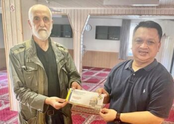 TUANKU Syed Faizuddin Putra Jamalullail (kanan) menyerahkan sumbangan zakat MAIPs kepada Nabil Arab (kiri) yang mewakili Pusat Kebudayaan Islam King Faysal di Basel, Switzerland, hari ini. -UTUSAN