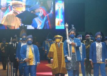 TUANKU SYED FAIZUDDIN PUTRA JAMALULLAIL (tengah) pada Istiadat Konvokesyen Universiti Malaysia Perlis (Unimap) Ke-15 di Dewan Ilmu, Kampus Alam Unimap Pauh Putra, Arau, Perlis hari ini.- UTUSAN