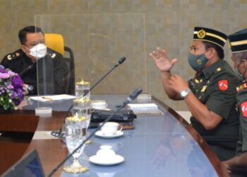 TUANKU Syed Faizuddin Putra Jamalullail berkenan menerima sembah mengadap hormat timbalan komander rejimen baharu, Leftenan Kolonel Lasahi Laiji di Bilik Mesyuarat, Galeri Diraja Arau, Perlis hari ini.- UTUSAN