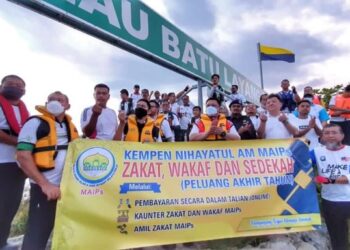 TUANKU Syed Faizuddin Putra Jamalullail (enam dari kanan) berkenan menyempurnakan simbolik pelancaran Kempen Nihayatul Am Pembayaran Zakat, Wakaf dan Sedekah MAIPs Tahun 2022 di Pulau Batu Layang, Kuala Perlis, Perlis, hari ini.