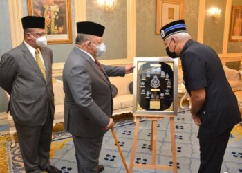 TUANKU SYED SIRAJUDDIN JAMALULLAIL (tengah) bersama Tuanku Syed Faizuddin Putra Jamalullail (kiri) berkenan menerima kunjungan sembah mengadap Ketua Polis Negara, Tan Sri Acryl Sani Abdullah Sani (kanan) di Balai Menghadap Biru, Istana Arau, Perlis semalam.- UTUSAN