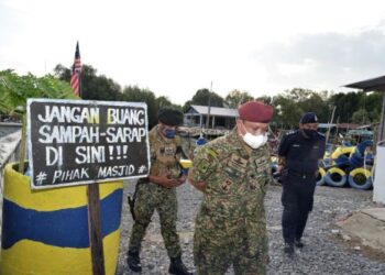 TUANKU SYED FAIZUDDIN PUTRA JAMALULLAIL ketika meninjau Projek Diraja Program Transformasi Kampung Seberang Ramai, Kuala Perlis yang sedang dilaksanakan oleh MAIPs dan YTSP Perlis baru-baru ini.- UTUSAN
