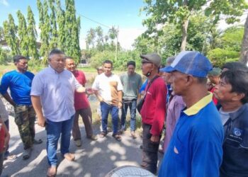 ROZABIL Abd. Rahman mendengar keluhan pesawah yang masih tidak dapat mengusahakan tanaman padi berikutan masalah saliran tidak diselenggara di Simpang Empat, Perlis, semalam.