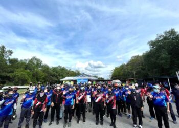 PARA peserta program explorace berbasikal TNB 2020 bergambar kenangan bersama Tuanku Syed Faizuddin Putra Jamalullail dan Tuanku Lailatul Shahreen Akashah Khalil di Kampung Pulau Ketam, Kuala Perlis, baru-baru ini. - UTUSAN/SYED AZLAN SAYID HIZAR